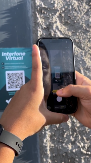 Visitante escaneando o QR Code do Interfone Virtual
